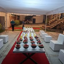 Montaje de mesas en Jardín Brissas