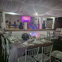 Montaje de pista y mesas en Jardín Brissas